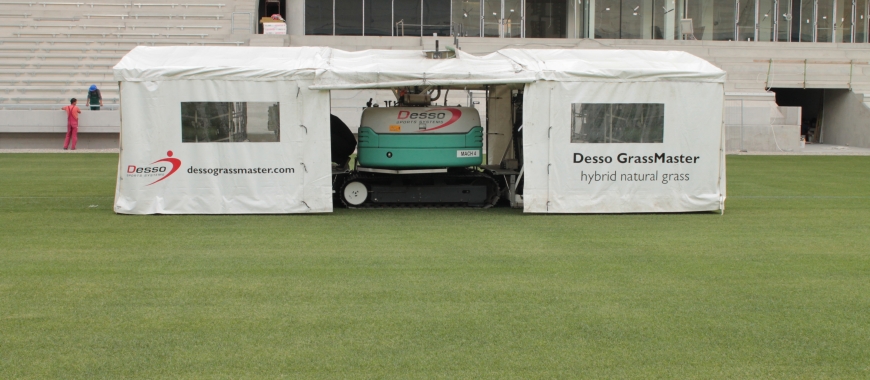 Hétfőn megkezdődött a Desso GrassMaster rendszer kiépítése a Hidegkuti Nándor Stadion gyepébe. A rendszer lényege, hogy műfű szálak kerülnek beinjektálásra a sportpályán az élőfűbe, hogy megerősítsék az élőfű szálakat és egyéb pozitív hatásukkal növeljék a sportpálya teljesítményét.