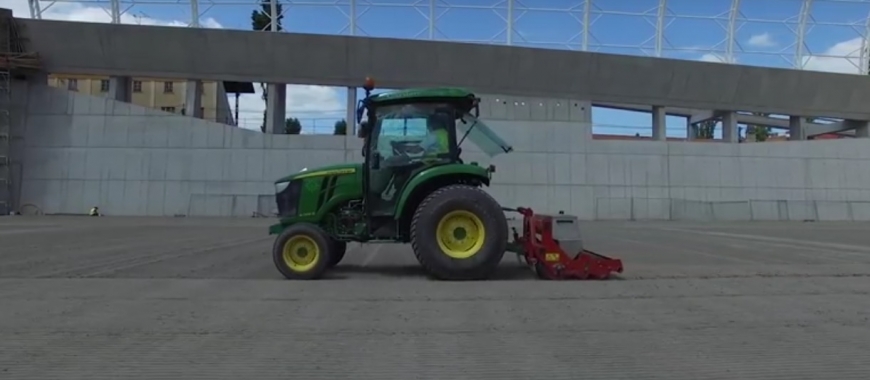 A Garden Group kft. csapata Kelet-Európában elsőként, az Új Hidegkuti Nándor Stadionban épített Desso GrassMaster rendszerű hibrid sportpályát.<br />Az altalaj munkálatoktól a műfű szálak beinjektálásáig a hét hónap történései röviden megtekinthetőek egy videóban. A desso rendszernek köszönhetően egy biliárd asztal simaságú sportpályát adhattunk át. 100 százalékban élőfű tulajdonságok mellett nincsenek kirúgott fűcsomók a játék közben.<br />google-site-verification: google1b9e3b93175e8fed.html