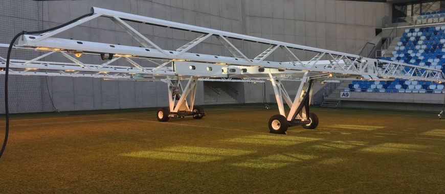 A GARDEN GROUP KFT. - AZ MTK STADION SPORTPÁLYÁJÁNAK KIVITELEZŐJE ÉS FENNTARTÓJA - AZ SGL FOTOVOLTAIKUS LÁMPÁK SEGÍTSÉGÉVEL BIZTOSÍTJA AZ EGYEDÜLÁLLÓ PÁLYAMINŐSÉGET A FENNTARTÁS SORÁN.